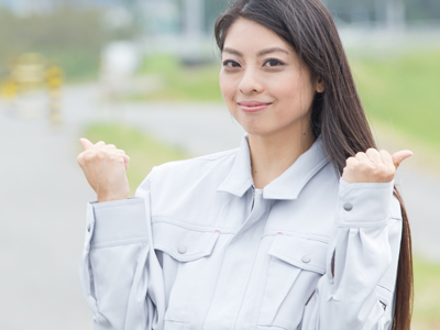 女性活躍中のシール貼り