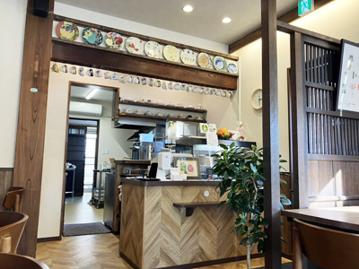 【ランチタイム時のホール業務全般】1日3.5h〜のショートタイムOK！おしゃれなカフェで、ライフスタイルに合わせて働きませんか？昇給あり！マイカー通勤OK！土日祝のみOK！軽食つき♪イメージ02
