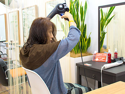 ヘアカラー専門のお仕事です！ヘアカラーズは、おしゃれ染め、白髪染めなどヘアカラーに特化した専門の美容院です。勤務地は銀天街(街中)ですので 通勤にも便利！掛け持ちOK！イメージ03