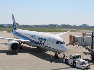 松山空港での人気の裏方業務です！［飛行機内清掃(パート・アルバイト)急募！］若年層〜ミドル世代までの方が活躍中の職場です！ ★車通勤OK ★社員登用ありイメージ02